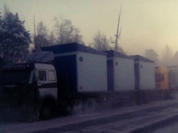 "Жжем колеса, чтобы не замерзнуть": на ямальской трассе в -64°С встали десятки дальнобойщиков (ВИДЕО)