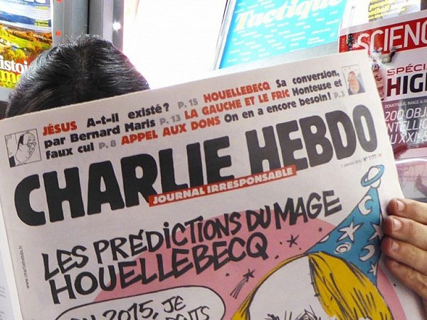 Charlie Hebdo о крушении Ту-154: карикатуры еженедельника прокомментировали в Минобороне (ФОТО)
