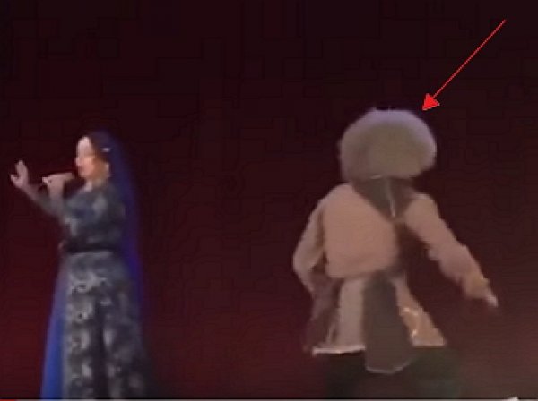 YouTube шокировало ВИДЕО, как чеченский танцор умер на сцене во время выступления