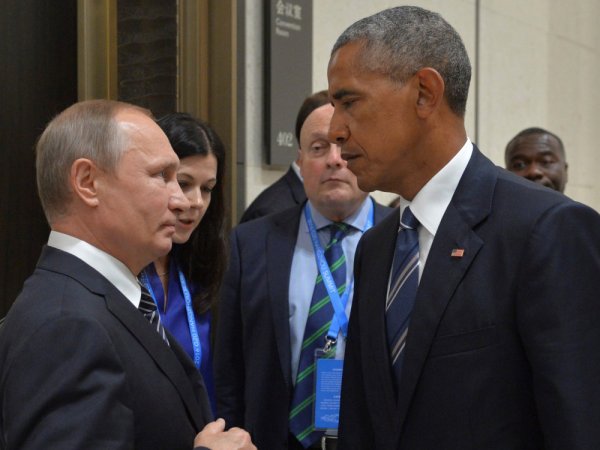 Песков рассказал о звонке Обамы Путину по "красному телефону"