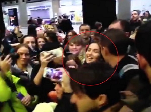 Фанаты Наталии Орейро едва за задавили своего кумира в аэропорту "Пулково"