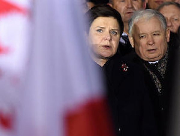 В Польше Качиньский и премьер-министр покинули окруженный протестующими парламент (ВИДЕО)
