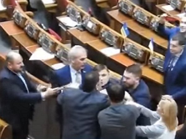 YouTube ВИДЕО: депутаты Рады вновь устроили потасовку