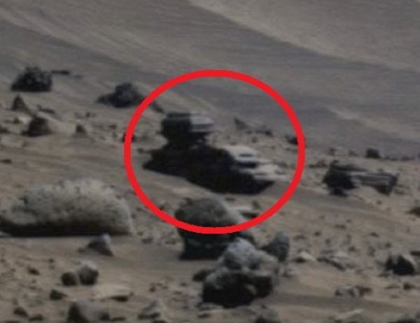 На YouTube ВИДЕО с Марса уфологи нашли "корабль пришельцев" и "людей в черном"