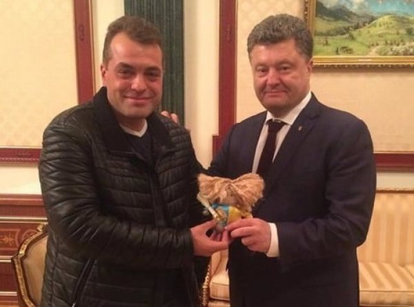 Крушение Ту-154 в Сочи советник Порошенко предложил "отметить" бутылочкой "Боярышника" у посольства РФ (ФОТО)