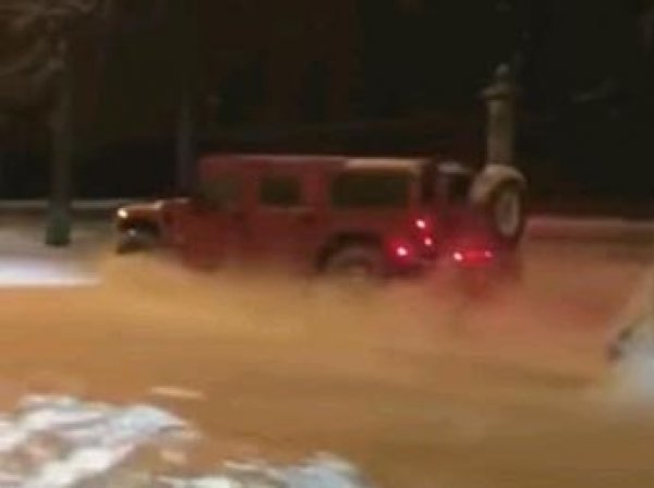 Суд арестовал водителя Hammer за езду по газону МГУ на 14 суток (ВИДЕО)