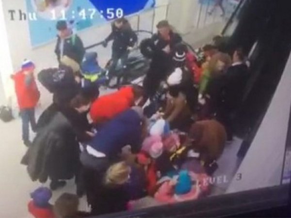 YouTube ВИДЕО: в Ставрополе толпу детей затянуло в эскалатор, есть раненые