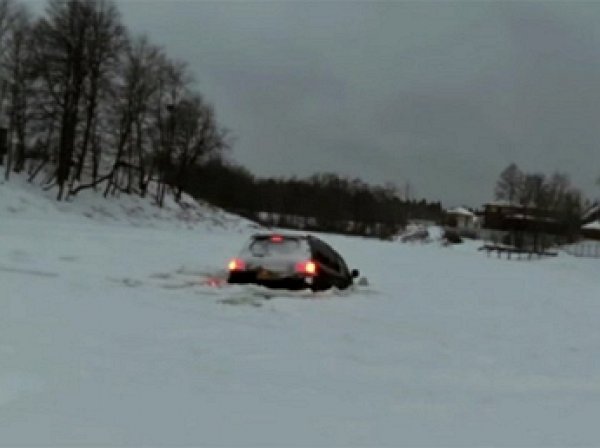 YouTube ВИДЕО: москвич утопил Land Cruiser 200 под лед после эффектного дрифта