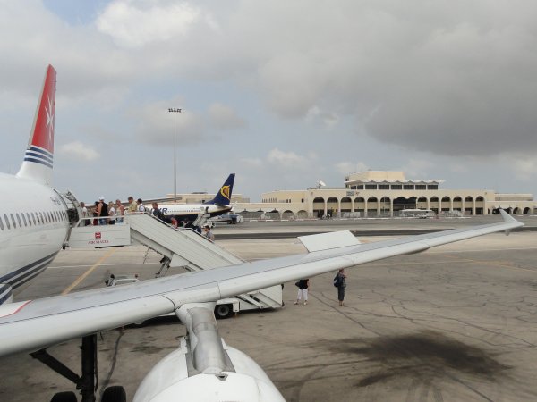 В аэропорту Мальты злоумышленники угрожают взорвать самолет с заложниками