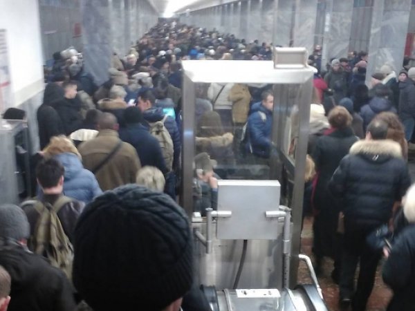 Метро Выхино 21.12.2016, что случилось: погибший на станции пассажир вызвал коллапс в метро (ФОТО)