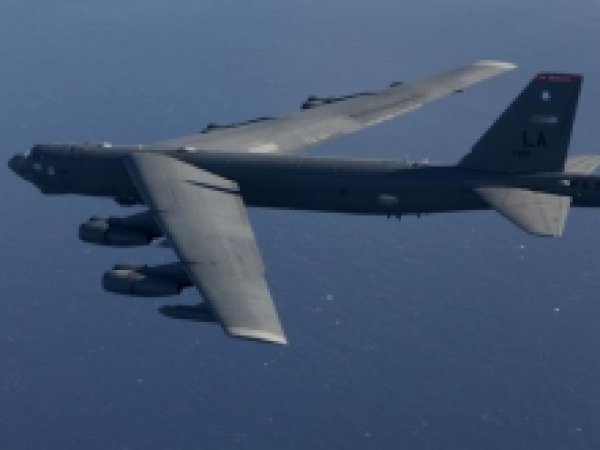 В США у бомбардировщика B-52 во время полета отвалился двигатель
