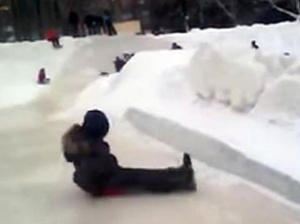 На Урале 40 человек пострадали после спуска по ледяной горке, возбуждено дело
