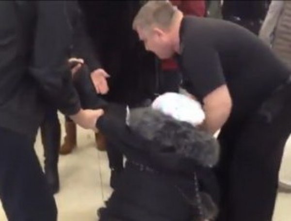 На YouTube ВИДЕО охранники ТЦ в Калуге выволокли на мороз мать с ребенком
