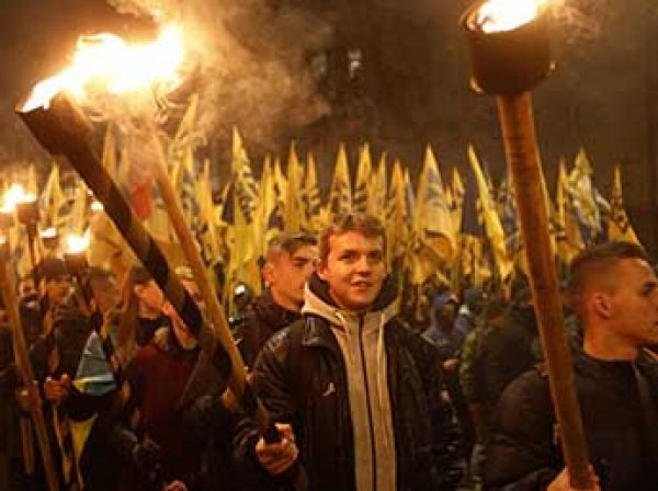 Во время факельного шествия в украинском Славянске прогремел взрыв (ВИДЕО)