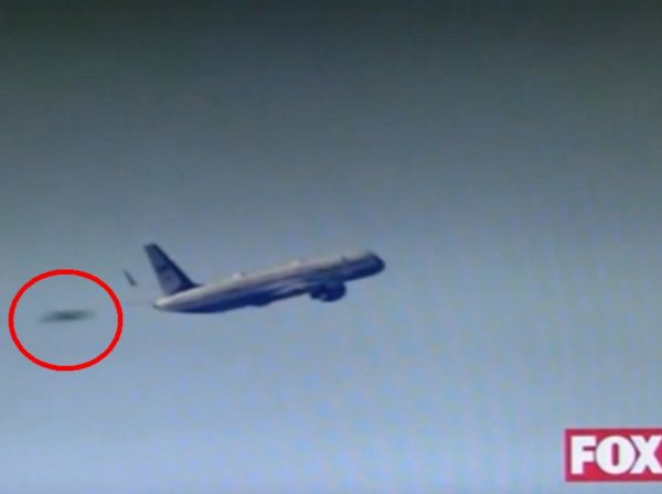 YouTube шокирован ВИДЕО: НЛО стремительно обгоняет самолет Трампа