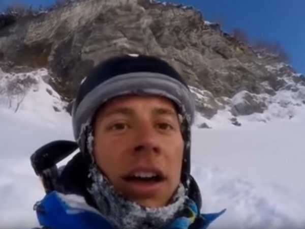 YouTube ВИДЕО: горнолыжник чудом выжил, рухнув с 40-метровой скалы (ВИДЕО)