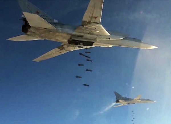 Авиаудар российских Ту-22М3 по боевикам ИГ в Сирии попал на ВИДЕО