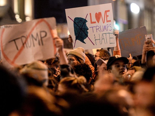 Мэр Нью-Йорка и известные актеры вышли на митинг против Трампа