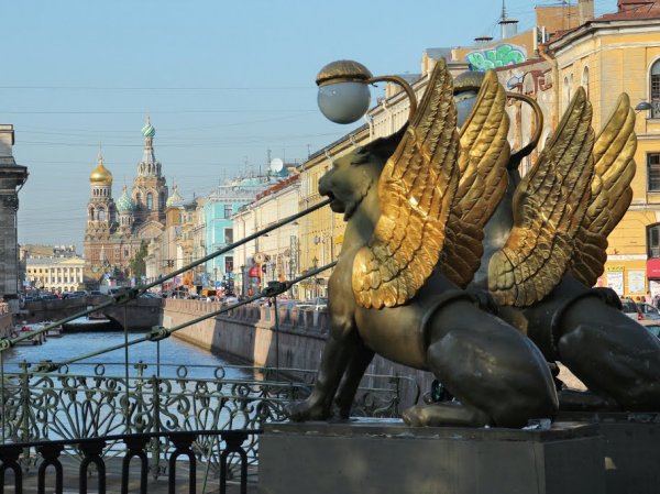 В крылатых львах на Банковском мосту в Петербурге нашли "клад"