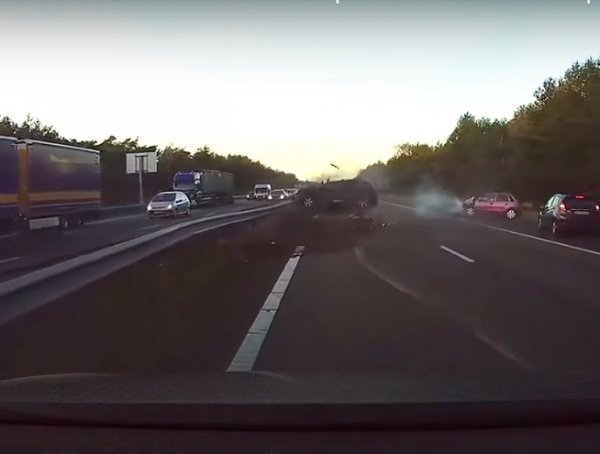 YouTube ВИДЕО дня: автопилот Tesla спас водителю жизнь в страшном ДТП