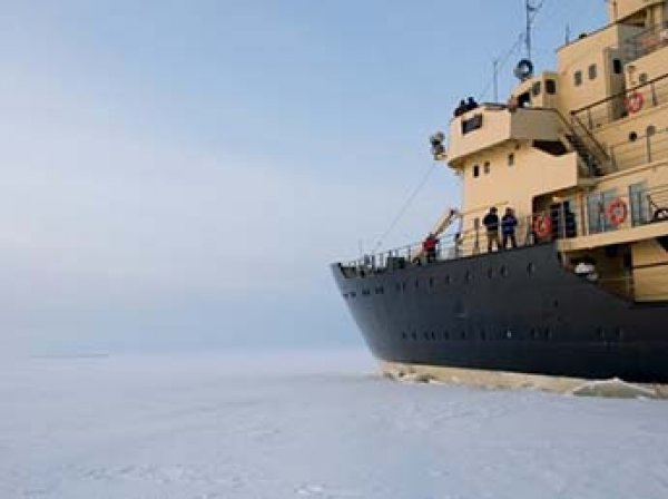 В Румынии на Дунае из-за внезапных морозов замерз корабль с людьми (ФОТО, ВИДЕО)