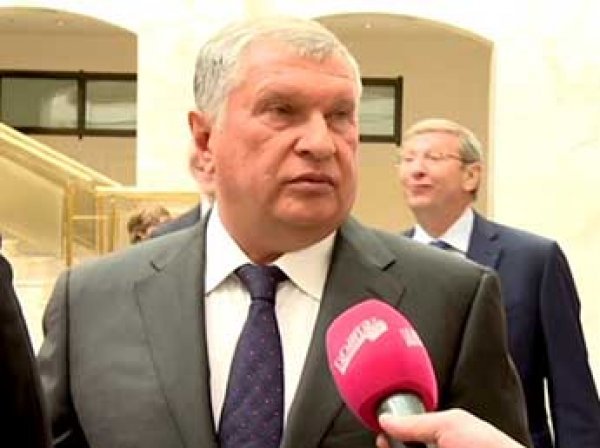 "Отстаньте от меня": Сечин ответил СМИ об использовании "мигалки" (ВИДЕО)