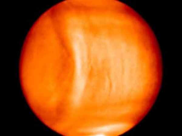 Ученые нашли в атмосфере Венеры гигантскую волну (ФОТО)