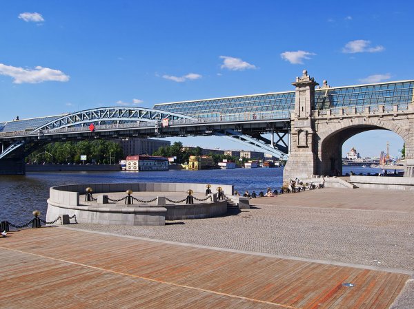 ФОТО корабля-призрака на Москве-реке удивило пользователей Сети
