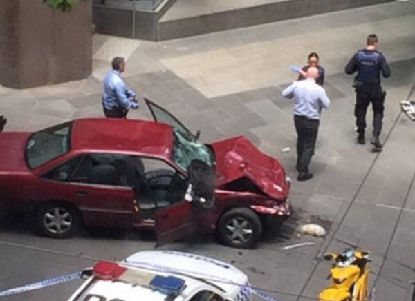 В австралийском Мельбурне машина протаранила толпу: трое погибших, 20 пострадавших (ФОТО,  ВИДЕО)