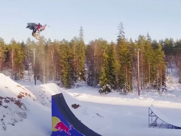 Шведский экстремал первым в мире сделал двойное сальто назад на снегоходе (ВИДЕО)