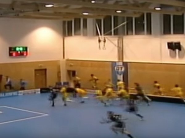 YouTube ВИДЕО: в Чехии во время игры во флорбол обрушилась крыша спортзала