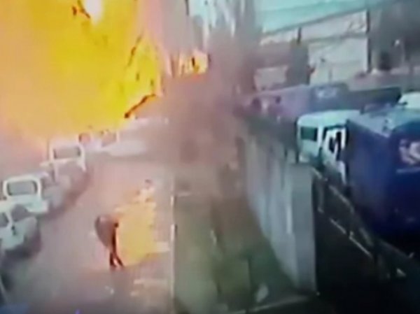 Взрыв возле суда в турецком Измире попал на ВИДЕО