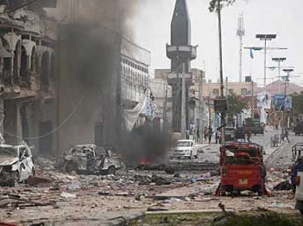 Момент мощного взрыва у отеля в Сомали попал на ВИДЕО