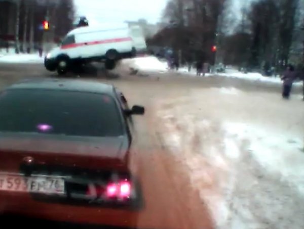 YouTube ВИДЕО жуткого ДТП в Рыбинске: от удара врач вылетел из "скорой"