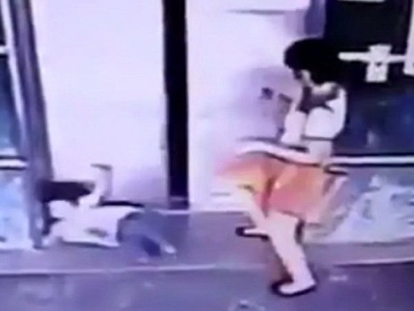 YouTube ВИДЕО: спасая 3-летнюю дочь, мать ударила ее ногой в лицо