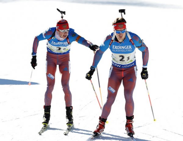 Норвежцы вырвали у России победу на финише в мужской эстафете на КМ по биатлону