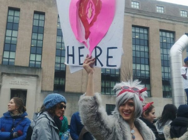 Блогеры разглядели "Лукашенко" в розовой шапке на "Марше женщин" в США (ФОТО)