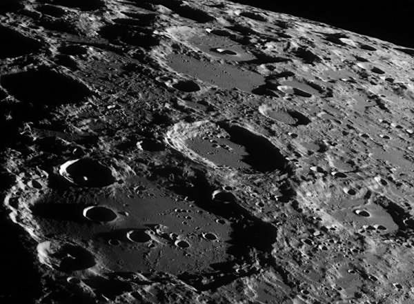 Ученые разглядели на поверхности Луны 130-метровый позвоночник (ФОТО, ВИДЕО)