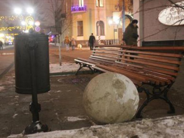 "Сбежавшие" бетонные шары в Саратове превратили в игру (ФОТО)