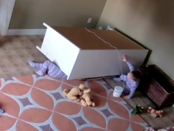 YouTube шокировало ВИДЕО спасения 2-летнего мальчика братом-близнецом