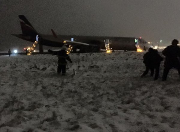 Авария с самолетом A321 в Калининграде: лайнер выкатился за пределы ВПП и сел на "брюхо" (ФОТО, ВИДЕО)