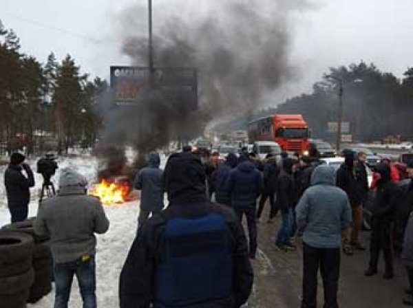 В Киеве автомобилисты заблокировали три трассы и жгут покрышки (ФОТО)