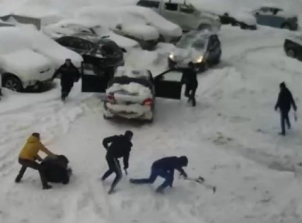YouTube ВИДЕО: в Уфе очистка двора от снега закончилась массовой дракой