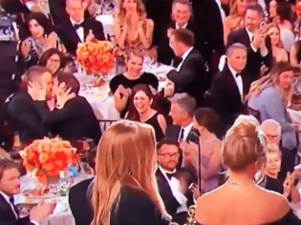 Актеры Эндрю Гарфилд и Райан Рейнольдс поцеловались на "Золотом глобусе" (ВИДЕО)