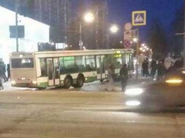 Авария в Москве 26 января: автобус влетел на остановку с людьми (ФОТО, ВИДЕО)