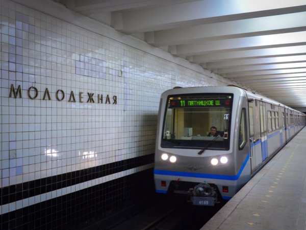 В Москве скончалась женщина, прыгнувшая с ребенком под поезд в метро