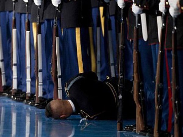 YouTube ВИДЕО: во время прощальной речи Обамы солдат почетного караула упал в обморок