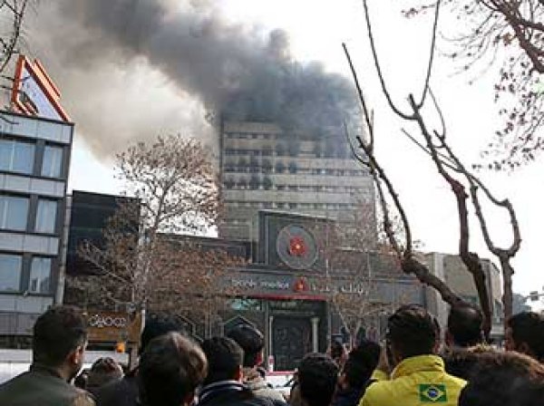 В Тегеране в прямом эфире обрушилась высотка: погибли 30 пожарных (ФОТО, ВИДЕО)