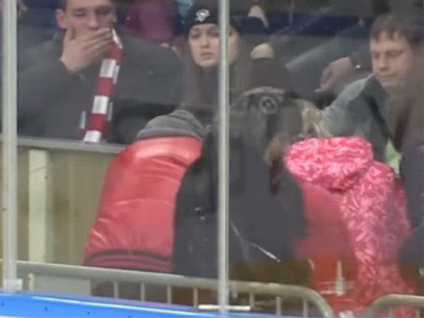 YouTube ВИДЕО: на матче КХЛ хоккеист СКА разбил лицо юной болельщице "Спартака"