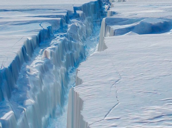 YouTube ВИДЕО гигантской трещины в Антарктиде всполошило ученых